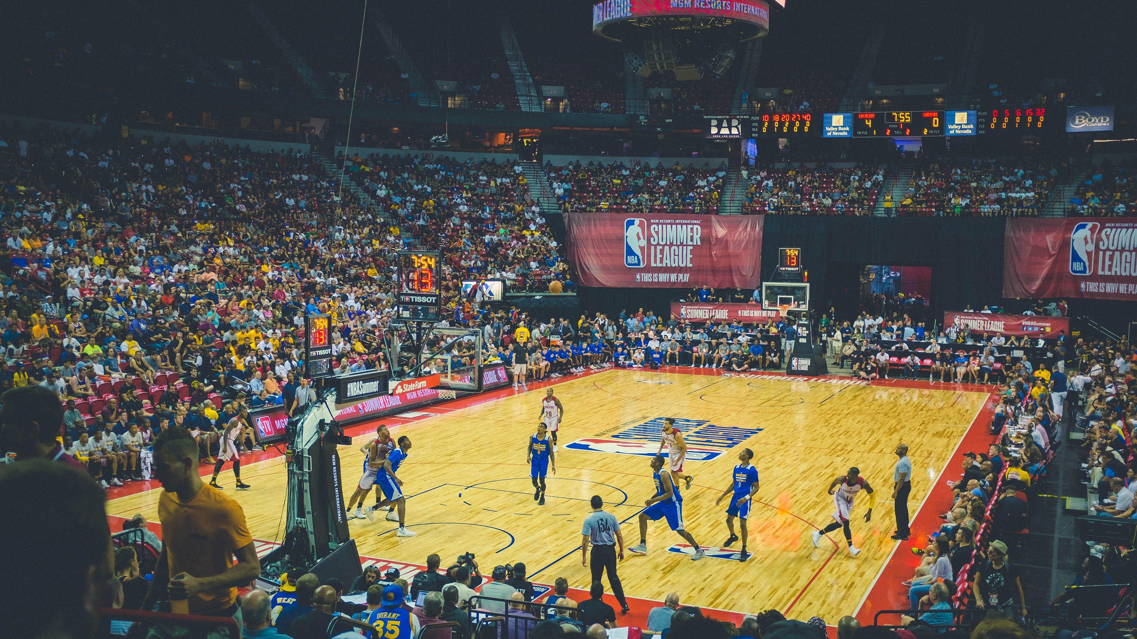 NBA总决赛激战正酣 勇士队逆转取胜扳平大比分