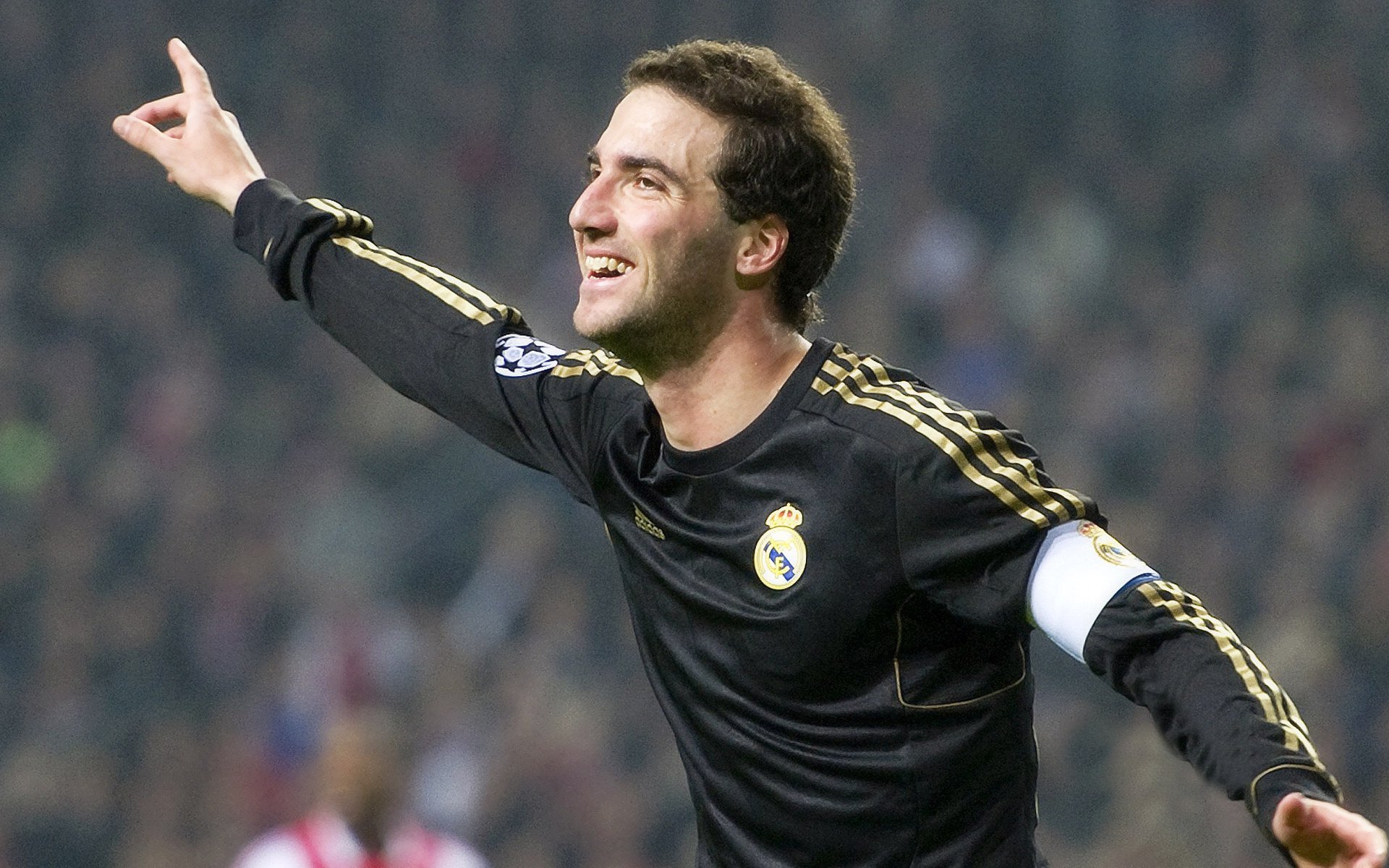 潘展乐破亚洲纪录夺冠，中国游泳新星闪耀国际赛场