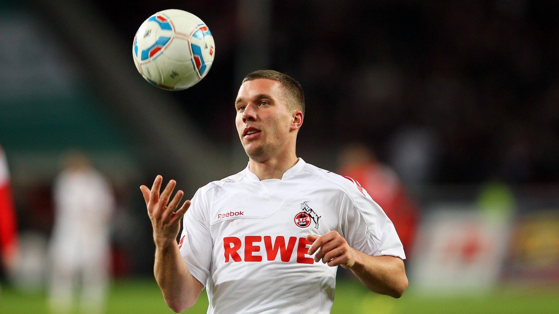 转会市场风云再起,豪门争抢新星,天价合约重塑足坛格局