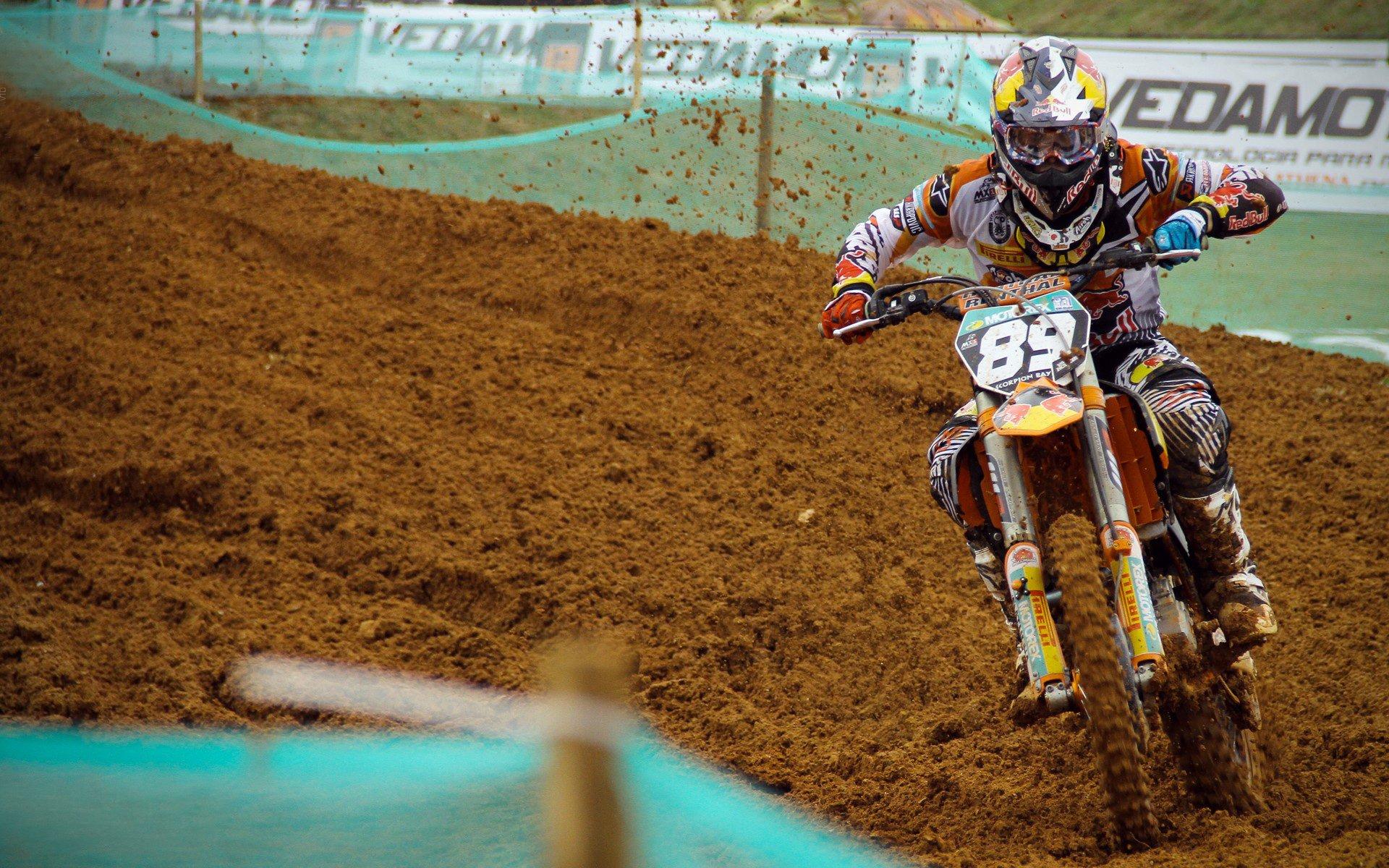 佩德里英伦归来即亮相巴塞罗那,球迷热情引爆活动现场